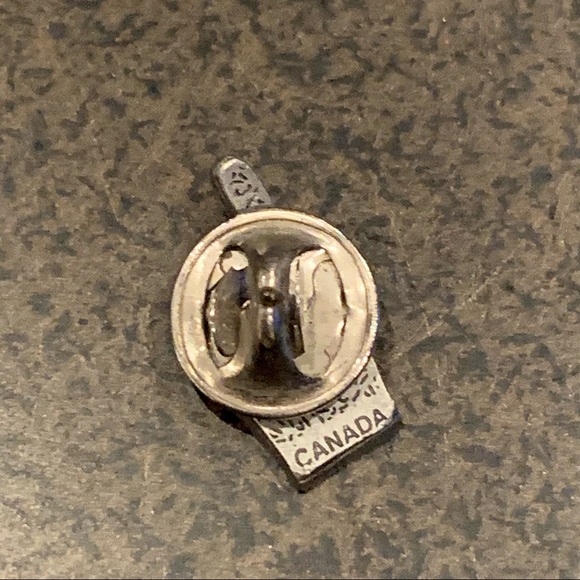 🎁‼️ Pointer ☝🏼 Hand Pin - Picture 3 of 3